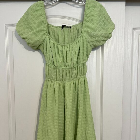 Womens Green Dress - Brand: Hesperus Side: Medium - Open Back With Puffy Sleeves - Picture 1 of 6